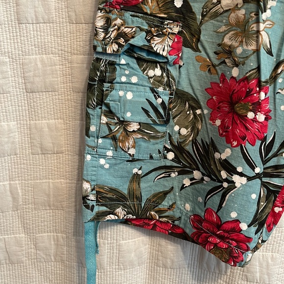 Another Hype Piece- Tropical Pattern Cargo Shorts size:40 - Picture 7 of 9
